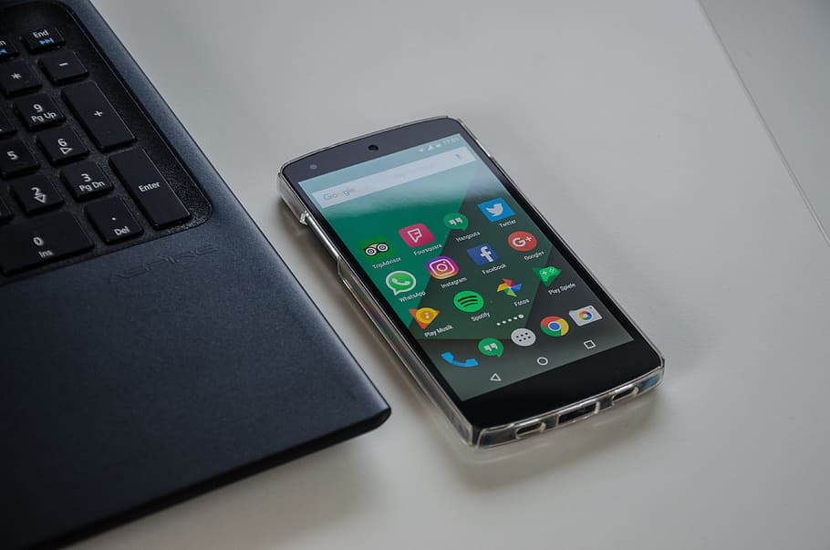 smartphone, portàtil, Internet, taula, cel·lular, comunicació, dispositiu, pantalla, electrònica, teclat, mitjans de comunicació, modern, xarxa, creació de xarxes, tecnologia, sense fils, tecnologia sense fils, ordinador, teclat d’ordinador, equips informàtics, connexió, cap gent, nombre, negocis, primer pla, calculadora, a l'interior, tir de l'estudi, control, precisió, gris, dispositiu d’informació portàtil, polsador, 4K