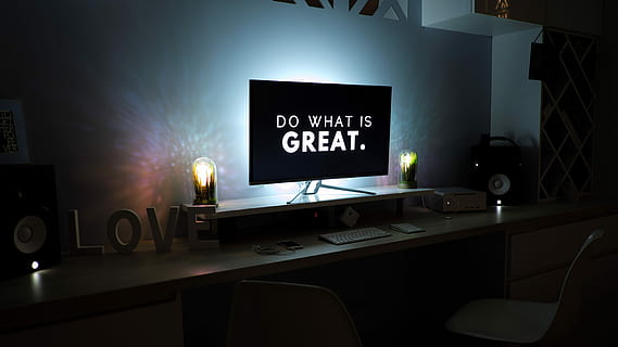 vendt, flad, tv, hvid, skærm tv, træ-, skænk, computer, æble, skrivebord, logo, store, kærlighed, lys, skærm, teknologi, tekst, møbel, ingen mennesker, indendørs, meddelelse, bord, belyst, vestlige script, forretning, computerudstyr, belysningsudstyr, computerskærm, elektrisk lampe, hjem interiør, hjemlige værelse, fravær, nat, hjemmekontor, tastatur, 5K, CC0, offentligt domæne, royaltyfrie