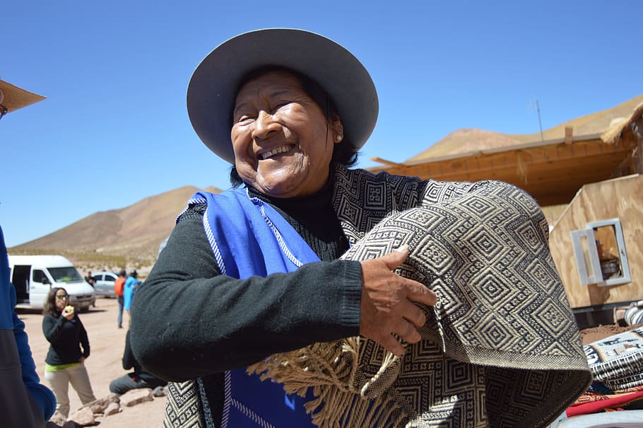 facce, indiano, chile, una persona, adulto, vista frontale, sorridente, dalla vita in su, cappello, persone reali, ritratto, capi di abbigliamento, giorno, felicità, donne, luce del sole, guardando la fotocamera, detenzione, montagna, abbigliamento tradizionale, abbigliamento casual, adulto senior, 5K