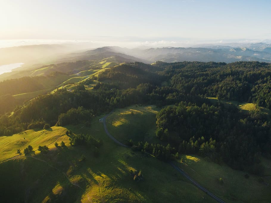 păsări ochi vedere, copaci, munţi, verde, copac, iarbă, cale, plantă, ținut muntos, Munte, vale, deal, peisaj, natură, cer, nor, scenics, în aer liber, pădure, rural, Culoarea verde, vară, scenice - natura, mediu inconjurator, frumusețe în natură, o scenă liniștită, liniște, scenă non-urbană, nici o persoana, creştere, zi, teren, idilic, vedere în unghi mare, nor - cer, 4K