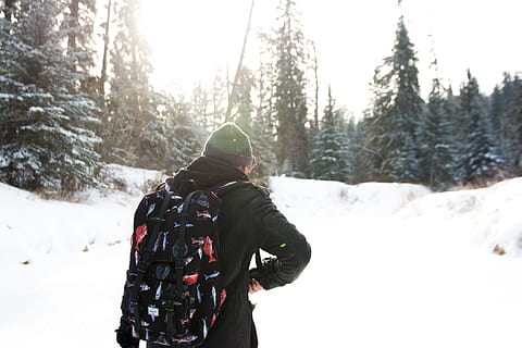Kerl, Toque, Rucksack, Jacke, Mütze, Hut, Winter, Schnee, kalt, draußen, Baum, kalte Temperatur, warme Kleidung, Kleidung, Freizeitbeschäftigung, eine Person, echte Menschen, Lebensstile, Pflanze, Land, Tag, Natur, Schönheit in der Natur, Männer, Stehen, Dreiviertel Länge, 1080P, CC0, gemeinfrei, lizenzfrei