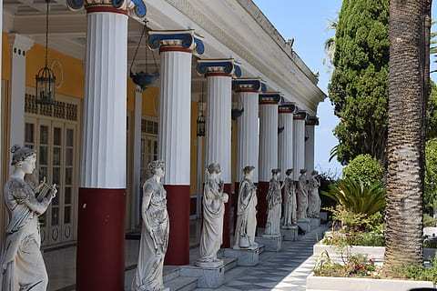 statui, marmură, mozaic, arhitectură, construită, zi, exteriorul clădirii, coloană arhitecturală, clădire, lumina soarelui, natură, consecutiv, artă și sculptură, nici o persoana, în aer liber, plantă, religie, sculptură, spiritualitate, cer, reprezentare, oraș, stradă, colonadă, 5K, CC0, domeniu public, fără drepturi de autor