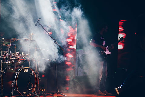 Musical, Band, spielen, Bühne, Foto, Mann, halten, elektrisch, Gitarre, Trommel, einstellen, Performance, Rauch, Schlagzeuger, Trommeln, Musik-, Rock, tanzen, singen, Party, Beleuchtung, wenig Licht, Kunst, Leben, Konzert, ästhetisch, Hypebeast, Hype, Neonlichter, Gitarrenspieler, Rauch - physische Struktur, Kunst, Kultur und Unterhaltung, Vergnügen, Stehen, Menschen, Menge, Veranstaltung, Nacht-, Gruppe von Leuten, Bühne - Aufführungsraum, drinnen, Besetzung, Dampf, positive Emotionen, Erwachsene, Trockeneis, Aufregung, 4K, CC0, gemeinfrei, lizenzfrei