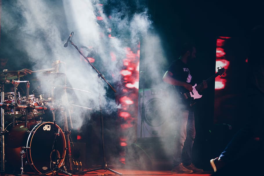 musical, banda, jugant, etapa, foto, home, celebració, elèctric, guitarra, tambor, conjunt, rendiment, fum, bateria, drumms, música, rock, dansa, cantar, festa, il·luminació, llum baixa, art, en viu, concert, estètic, hiperbassa, bombo, llums de neó, guitarrista, fum - estructura física, cultura i entreteniment artístic, diversió, de peu, gent, multitud, esdeveniment, nit, grup de persones, escenari - espai de rendiment, a l'interior, ocupació, vapor, emoció positiva, adult, gel sec, emoció, 4K