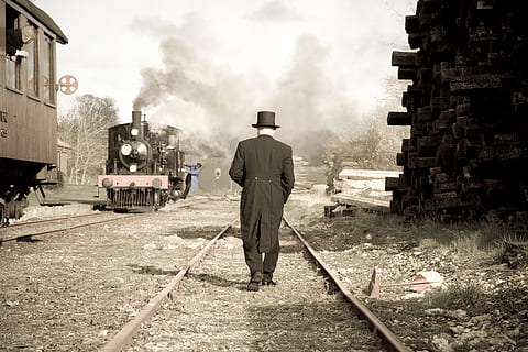 paesaggio, persona, persone, alberi, adulto, luce del giorno, motore, locomotiva, legname, all'aperto, Ferrovia, linee ferroviarie, Fumo, treni, sistema di trasporto, boschi, retrovisore, una persona, lunghezza intera, uomini, traccia, persone reali, trasporto ferroviario, architettura, mezzi di trasporto, occupazione, giorno, fumo - struttura fisica, esterno dell'edificio, struttura costruita, in piedi, lavoro, natura, modo di trasporto, inquinamento, 4K, CC0, dominio pubblico, privo di copyright