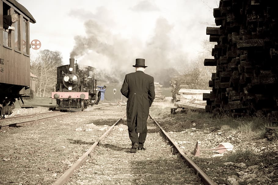 paesaggio, persona, persone, alberi, adulto, luce del giorno, motore, locomotiva, legname, all'aperto, Ferrovia, linee ferroviarie, Fumo, treni, sistema di trasporto, boschi, retrovisore, una persona, lunghezza intera, uomini, traccia, persone reali, trasporto ferroviario, architettura, mezzi di trasporto, occupazione, giorno, fumo - struttura fisica, esterno dell'edificio, struttura costruita, in piedi, lavoro, natura, modo di trasporto, inquinamento, 4K