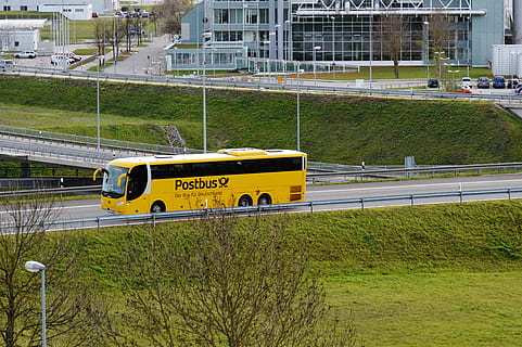gul, Postbus, passerer, vej, dytime, bus, stolpe, munich lufthavn, transportmidler, transportform, land køretøj, plante, bil, græs, motor køretøj, ingen mennesker, offentlig transport, meddelelse, arkitektur, dag, skilt, bygget struktur, bygning udvendig, Mark, barriere, skolebus, 4K, CC0, offentligt domæne, royaltyfrie