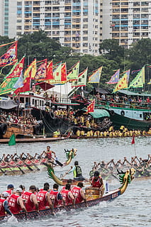 Gruppe, Menschen, Reiten, Drachenboot, Wasser, Rennen, Boot, Person, Flagge, Baum, Meer, Ozean, Fluss, See, Chinesisch, Kultur, Gebäude, die Architektur, städtisch, Stadt, Menge, Cox, traditionell, Wettbewerb, Kanal, Wasserfahrzeug, Gruppe von Leuten, große gruppe von menschen, echte Menschen, Transport, Transportmittel, Gebäudehülle, gebaute Struktur, Tag, Männer, Frau, Lebensstile, Erwachsene, draußen, Passagierfahrzeuge, 4K, CC0, gemeinfrei, lizenzfrei