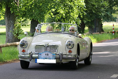 auto, Old Timer, klassiek, PKW, automotive, voertuigen, oldtimer auto, vervoer, motorvoertuig, wijze van transport, weg, boom, landvoertuig, vintage auto, straat, fabriek, retro gestileerd, stad, dag, converteerbaar, reizen, buitenshuis, groene kleur, onderweg, het rijden, regering, luxe, 5K, CC0, publiek domein, royaltyvrij