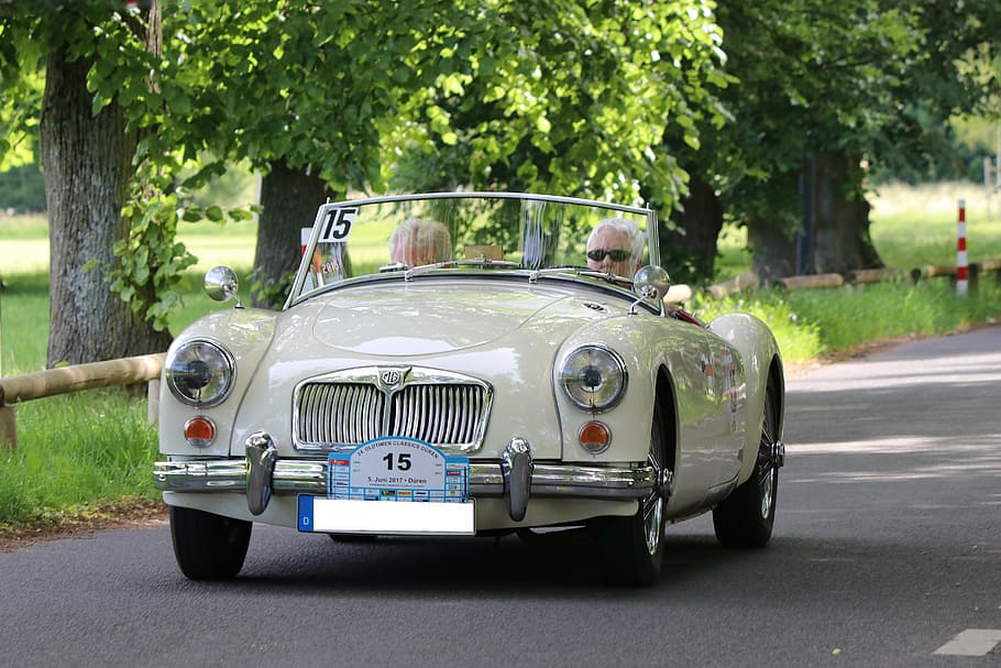 auto, oldtimer, klassiker, pkw, automotive, kjøretøyer, vintage bilbil, transport, motorkjøretøy, bil, transportmiddel, vei, tre, land kjøretøy, vintagebil, gate, anlegg, retro stylet, by, dag, konvertible, reise, utendørs, grønn farge, på farten, kjøring, regjering, luksus, 5K
