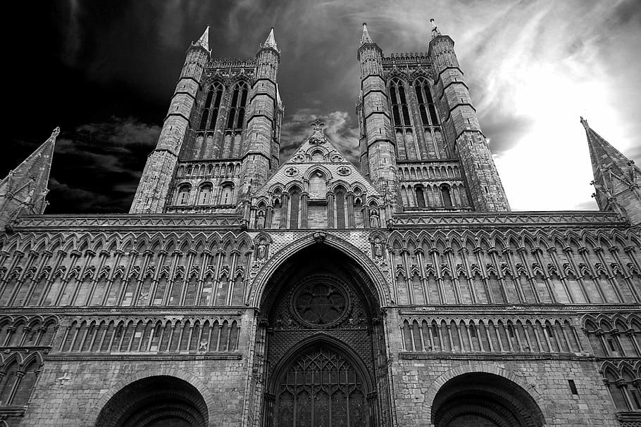 fotografia en escala de grisos, gris, catedral, estructura, edificis, referència, arquitectura, cel, núvols, escala de grisos, monocroma, Església, blanc i negre, lloc famós, estil gòtic, religió, història, estructura construïda, exterior de l'edifici, vista d’angle baix, edifici, lloc de culte, el passat, creença, espiritualitat, destinacions de viatge, arc, naturalesa, cap gent, viatjar, fletxa, 2K