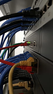 cables d’internet, connectar, commutador de xarxa, xarxa, lan, cable, interruptor, encaminador, cable d'alimentació, cable de connexió, cables de xarxa, processament de dades, connector de xarxa, línia, rj-45, pegat, rj45, Internet, cable de lan, endoll, connexió, fs, rj, ethernet, edp, connexió de xarxa, tecnologia, Parell trenat, ordinador, tecnologia de xarxa, cable de dades, maquinari, comunicació, endoll de connexió de xarxa, xarxa d’ordinadors, cable d’ordinador, servidor de xarxa, tecnologia sense fils, a l'interior, primer pla, cap gent, electricitat, equips de telecomunicacions, amb cable, enfocament selectiu, negocis, complexitat, Font d'alimentació, comunicacions globals, equipament elèctric, 5K