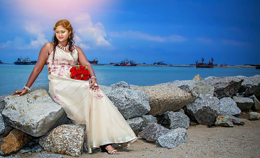 tarda, posta de sol, platja, dona, posta de sol, platja, estiu, indi, jove, model, bellesa, núvia, casament, modern, una sola dona, retrat, només dones, mirant la càmera, una persona, només adults, moda, mar, aigua, roba, cel, adult jove, núvol - cel, dones, dones joves, vestit, dona guapa, longitud completa, rock - object, estils de vida, rock, naturalesa, adult, cabell, pentinat, a l'aire lliure, 4K