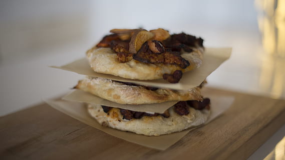 backen, Süss, Kartoffel, Wurzel, Gemüse, Lebensmittel, Küche, Zutaten, köstlich, Snack, Essen und Trinken, drinnen, Fokus auf den Vordergrund, Frische, Nahansicht, Stapel, keine Leute, Tabelle, selektiver Fokus, Papier-, fertig für den Verzehr, Sandwich, Stillleben, ungesunde Ernährung, Fast Food, Wachspapier, Brot, Frühstück, 5K, CC0, gemeinfrei, lizenzfrei