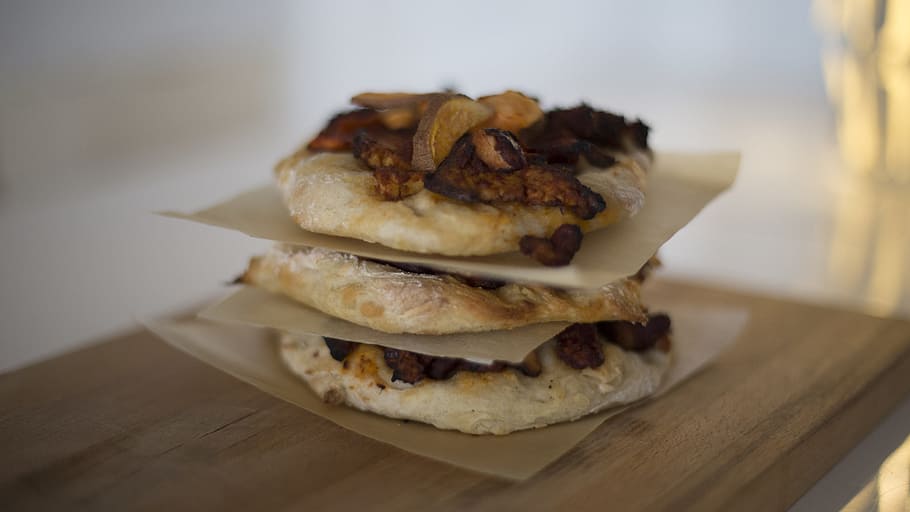 backen, Süss, Kartoffel, Wurzel, Gemüse, Lebensmittel, Küche, Zutaten, köstlich, Snack, Essen und Trinken, drinnen, Fokus auf den Vordergrund, Frische, Nahansicht, Stapel, keine Leute, Tabelle, selektiver Fokus, Papier-, fertig für den Verzehr, Sandwich, Stillleben, ungesunde Ernährung, Fast Food, Wachspapier, Brot, Frühstück, 5K