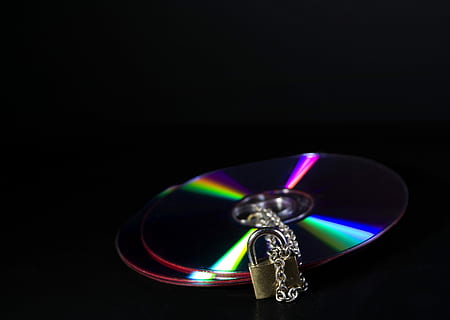 segur, dades, cd, dvd, colorit, forat, tall de dades, ordinador, seguretat, contrasenya, PC, protecció, accés, cadenat, calculadora, política de privacitat, hacker, castell, sol objecte, luxe, diamant - pedres precioses, pedres precioses, joieria, brillant, anell de diamants, fons negre, còpia espai, tir de l'estudi, a l'interior, cap gent, riquesa, primer pla, joia preciosa, il·luminat, multicolor, natura morta, equips d’il·luminació, llum - fenomen natural, forma, 2K, CC0, domini públic, lliure de regalies