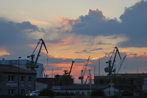 Wolken, Himmel, Wolke, Kran, Kräne, Baukran, Hafen, Hebekran, Sonnenuntergang, golden, Sonne, Silhouette, Industrie, Konstruktion, wunderschönen, Natur, die Architektur, Kran - Baumaschinen, Maschinen, wolke - himmel, gebaute Struktur, Gebäudehülle, Baugewerbe, keine Leute, Seebrücke, kommerzielles Dock, orange Farbe, Entwicklung, Transport, draußen, Baustelle, Baumaschinen, 2K, CC0, gemeinfrei, lizenzfrei