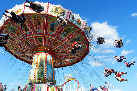 ferris, Rad, tagsüber, Kettenkarussell, fliegen, Fliegerkarussell, Spaß, weiß blauer Himmel, Spitzbummel, Oktoberfest, München, Unterhaltung, Volksfest, Dirndl, Lederhosen, Zoll, Bayern, Oberbayern, Maibaum, Herbstwetter, Sonnenschein, Freizeitpark Achterbahn, Vergnügungspark, Kunst, Kultur und Unterhaltung, Himmel, Freizeitbeschäftigung, Vergnügen, Karussell, Flachwinkelansicht, Gruppe von Leuten, echte Menschen, Bewegung, Tag, Natur, draußen, wolke - himmel, Menschen, Kettenschaukelfahrt, Spinnen, Rummelplatz, Aufregung, 4K, CC0, gemeinfrei, lizenzfrei