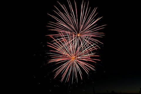 tidsforløb fotografering, fyrværkeri, flerfarvet fyrværkeri, lys, gnister, farve, fuegos artificiale, fest, nat, begivenhed, eksploderer, belyst, bevægelse, kunstkultur og underholdning, lav vinkel visning, himmel, lang eksponering, glødende, fyrværkeri - menneskeskabt objekt, ingen mennesker, sløret bevægelse, natur, multi farvet, sort baggrund, underholdning begivenhed, 1080P, CC0, offentligt domæne, royaltyfrie