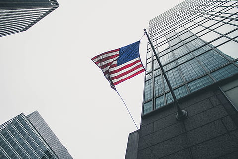 flagg, Amerika, waving, grå, skies, utendørs, flagg av u.s.a., bygning, skyskraper, himmel, usa, amerikansk flagg, ingen folk, bygge eksteriør, New York City, bygget struktur, arkitektur, patriotisme, lav vinkel visning, stripete, frihet, kontorbygning eksteriør, by, kontor, klar himmel, natur, høy - høy, moderne, vind, Finans distrikt, nasjonalt ikon, 5K, CC0, offentlig domene, opphavsrett gratis
