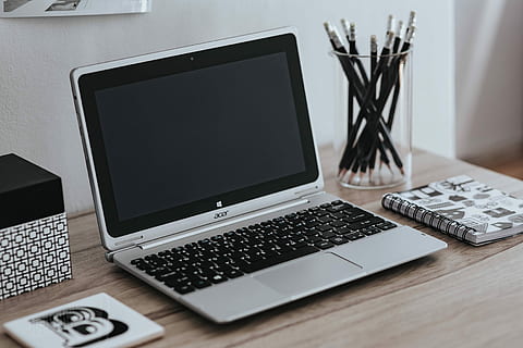 cartes, citations, noir et blanc, photo, ordinateur portable argent, inspirant, argent, portable, espace de travail, lieu de travail, ordinateur, citation, de motivation, devise, La technologie, clavier d'ordinateur, Bureau, affaires, table, à l'intérieur, personne, moniteur d'ordinateur, pc, moderne, Technologie sans fil, lien, la communication, meubles, équipement informatique, clavier, l'Internet, réseau informatique, ordinateur de bureau, couleur noire, couleur argentée, 4K, CC0, domaine public, libre de droits