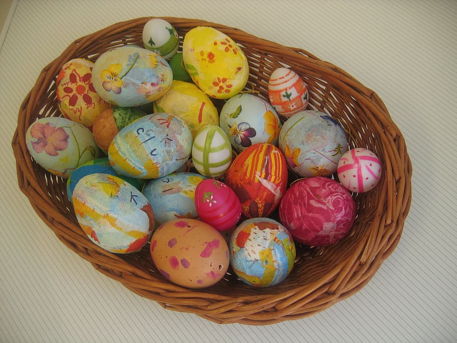 ous de Pasqua, Pasqua, pintura, ou, art, color, colorit, motiu, cistella, menjar i beguda, multicolor, ou de Pasqua, menjar, natura morta, contenidor, a l'interior, celebració, frescor, vista d’angle alt, cap gent, festa, art i artesania, taula, gran grup d'objectes, 2K
