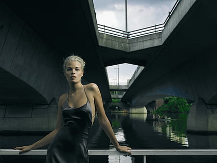 dona, portar, gris, vestit tanc de setí, balustrada, rossa, trena, actitud, maquillatge, llapis de llavis, setinat, pura, pell, Alemanya, primera fase, moda, bellesa, model, una persona, estructura construïda, arquitectura, aigua, adult jove, roba, pont, dones, retrat, pont - estructura feta per l'home, vestit, adult, dona guapa, dones joves, naturalesa, pentinat, contemplació, 4K, CC0, domini públic, lliure de regalies