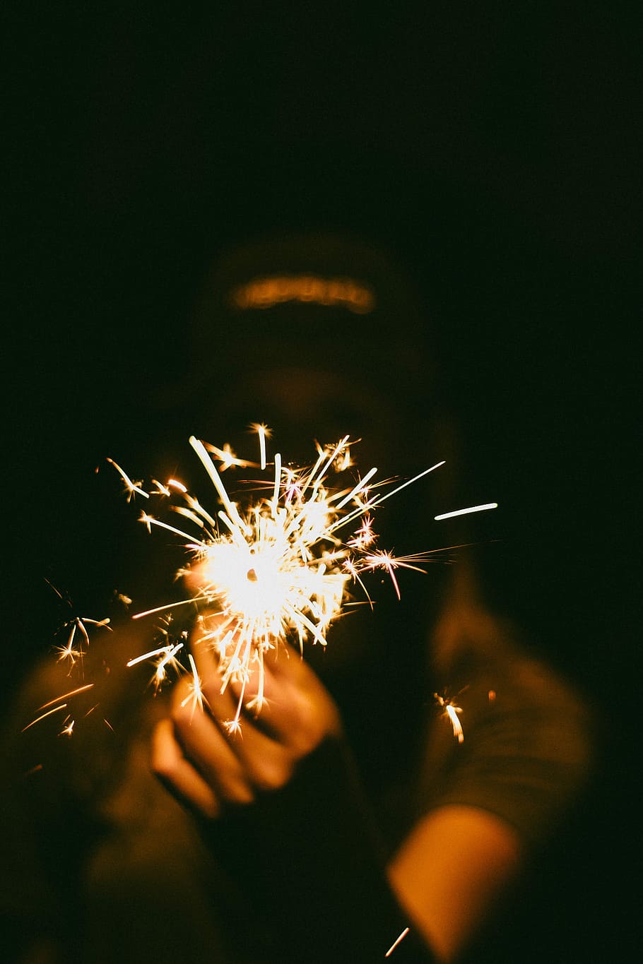 Abwesenheit, Licht, dunkel., selektiv, fokus fotografie, Person, halten, Wunderkerze, Stock, Feuerwerk, Flamme, Hand, Nacht-, Funke, dunkel, Porträt, Ritter-Porträt, Fotografie, Nachtaufnahmen, dunkle Zeit, abstrakt, beleuchtet, menschliches Körperteil, Feier, eine Person, menschliche Hand, Bewegung, echte Menschen, Kunst, Kultur und Unterhaltung, Verbrennung, glühend, nicht erkennbare Person, Lebensstile, Langzeitbelichtung, Veranstaltung, Funken, Feuerwerk - künstliches Objekt, Finger, 5K