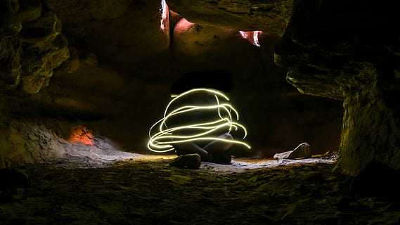 llum de la cova, fotografia de timelapse, persona, endins, cova, durant el dia, llum, fosc, nit, home, il·luminat, exposició llarga, brillant, moviment, naturalesa, cap gent, sender lleuger, pintura de llum, moviment borrós, a l'interior, rock - object, sòlid, rock, llana de filferro, llum - fenomen natural, arquitectura, 4K, CC0, domini públic, lliure de regalies