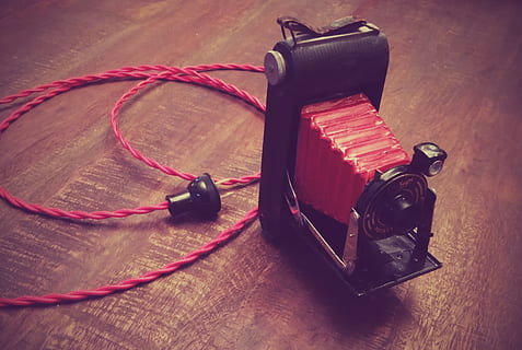 vechi, camera, camera, lampă, camera roșie, camera veche, lampa de cameră, nici o persoana, de modă veche, arta culturii și divertismentului, aparat de fotografiat - echipament fotografic, în interior, tehnologie, vedere în unghi mare, masa, natură moartă, carte, fotografii tematice, sac, lemn - material, echipament fotografic, publicare, roșu, a închide, muzică, culoare neagră, comunicare, camera digitala, 2K, CC0, domeniu public, fără drepturi de autor