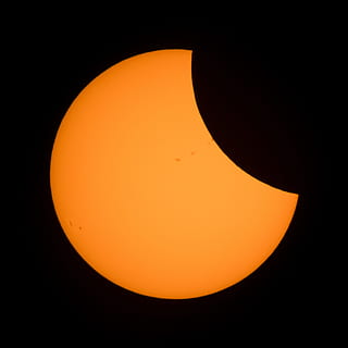 eclipse, 2017, Dom, pontos, cor laranja, espaço, astronomia, céu, sistema solar, natureza, fenómeno natural, noite, Ciência, beleza na natureza, ninguém, exploração espacial, forma geométrica, ao ar livre, círculo, amarelo, cor preta, majestoso, fechar-se, fundo preto, 2K, CC0, domínio público, royalty free