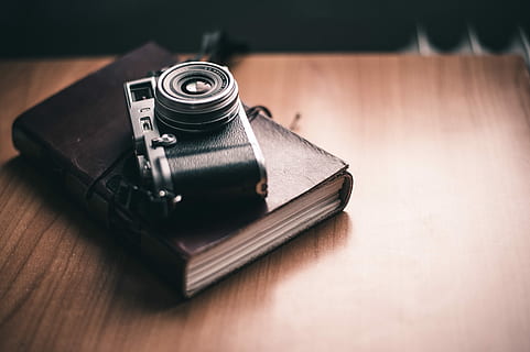kamera på bog, tæt på, fotografering, film kamera, top, hardbound, Bestil, bord, kamera, bordplade, ejendele, retro stylet, teknologi, fotografering temaer, kamera - fotografisk udstyr, indendørs, antik, ingen mennesker, gammel, træ - materiale, objektiv - optisk instrument, nostalgi, fortiden, analog, enkelt objekt, historie, studio skud, sort farve, læder, 4K, CC0, offentligt domæne, royaltyfrie