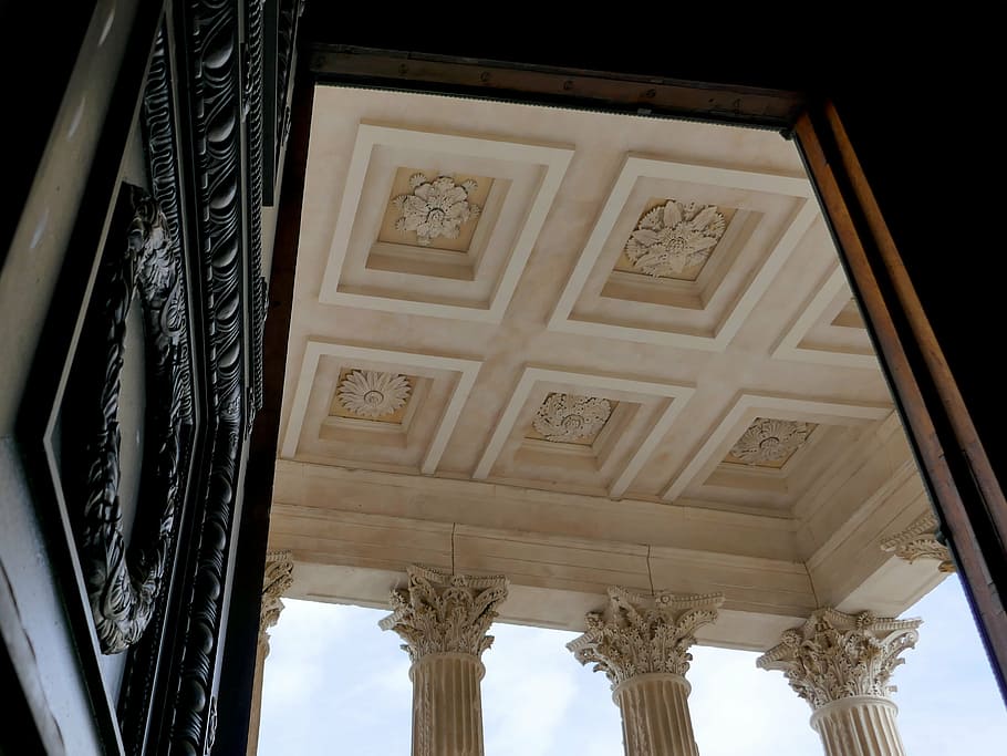 corinthian, columnes, capitals, sostre, porta, maison carree, nimes, roman, antic, temple, França, languedoc-roussillon, arquitectura, lloc famós, columna arquitectònica, estructura construïda, vista d’angle baix, història, el passat, cap gent, a l'interior, característica arquitectònica, dia, destinacions de viatge, art i artesania, patró, edifici, disseny, artesania, ornamentat, cel, arquitectura i art, directament a sota, neoclàssic, motiu floral, talla, 2K