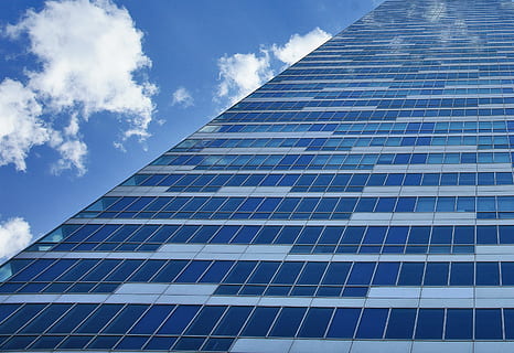 edifici, blau, finestra, gratacels, blau, finestra, perspectiva, urbà, disseny, cel, contemporani, arquitectura, ciutat, núvol, núvols, composició, bonic, estructura, edificis, a l'aire lliure, acer, torre, alt, metall, genial, magnífic, conservació del medi ambient, modern, energia solar, panell solar, exterior de l'edifici, estructura construïda, vista d’angle baix, exterior d’edifici d’oficines, oficina, núvol - cel, dia, alta - alta, cap gent, vidre - material, naturalesa, reflexió, recursos sostenibles, 2K, CC0, domini públic, lliure de regalies