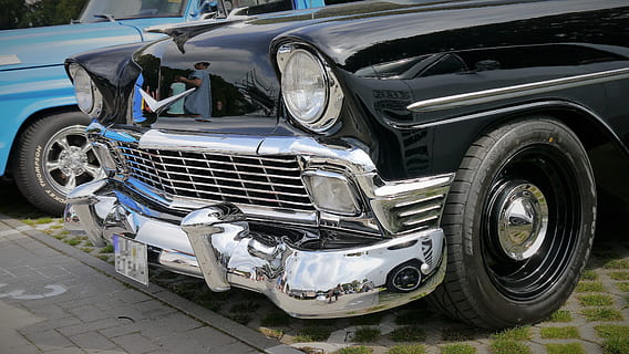 auto, gammel bil, oldtimer, spotlight, retro, automotive, klassisk, forkromet, gloss, årgang, sort, bil, transportmidler, hjul, krom, dæk, semi-truck, transportform, motor køretøj, land køretøj, metal, vintage bil, retro stylet, dag, forlygte, ingen mennesker, stationær, gammel, udendørs, kofanger, afspejling, sølvfarvet, garage, 4K, CC0, offentligt domæne, royaltyfrie
