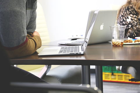 la personne, penché, table, en utilisant, macbook, Commencez, des cahiers, Créatif, ordinateur, entreprise, ordinateurs portables, afficher, Silicon Valley, moderne, bureau à domicile, Bureau, Pomme, des ordinateurs, La technologie, travail, affaires, Technologie sans fil, portable, lien, la communication, utilisant un ordinateur portable, adulte, Nourriture et boisson, séance, à l'intérieur, personnes, section médiane, meubles, jeune adulte, femmes, Vêtements décontractés, 5K, CC0, domaine public, libre de droits