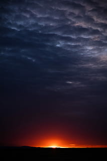 silueta, muntanya, daurat, hores, taronja, posta de sol, fosc, núvols, cloudscape, vespre, vertical, núvol - cel, cel, bellesa a la natura, escenics - natura, naturalesa, cel dramàtic, cap gent, medi ambient, nit, tempesta, horitzó, color taronja, paisatge, a l'aire lliure, núvol de tempesta, poder a la natura, ominós, meteorologia, 8K, CC0, domini públic, lliure de regalies