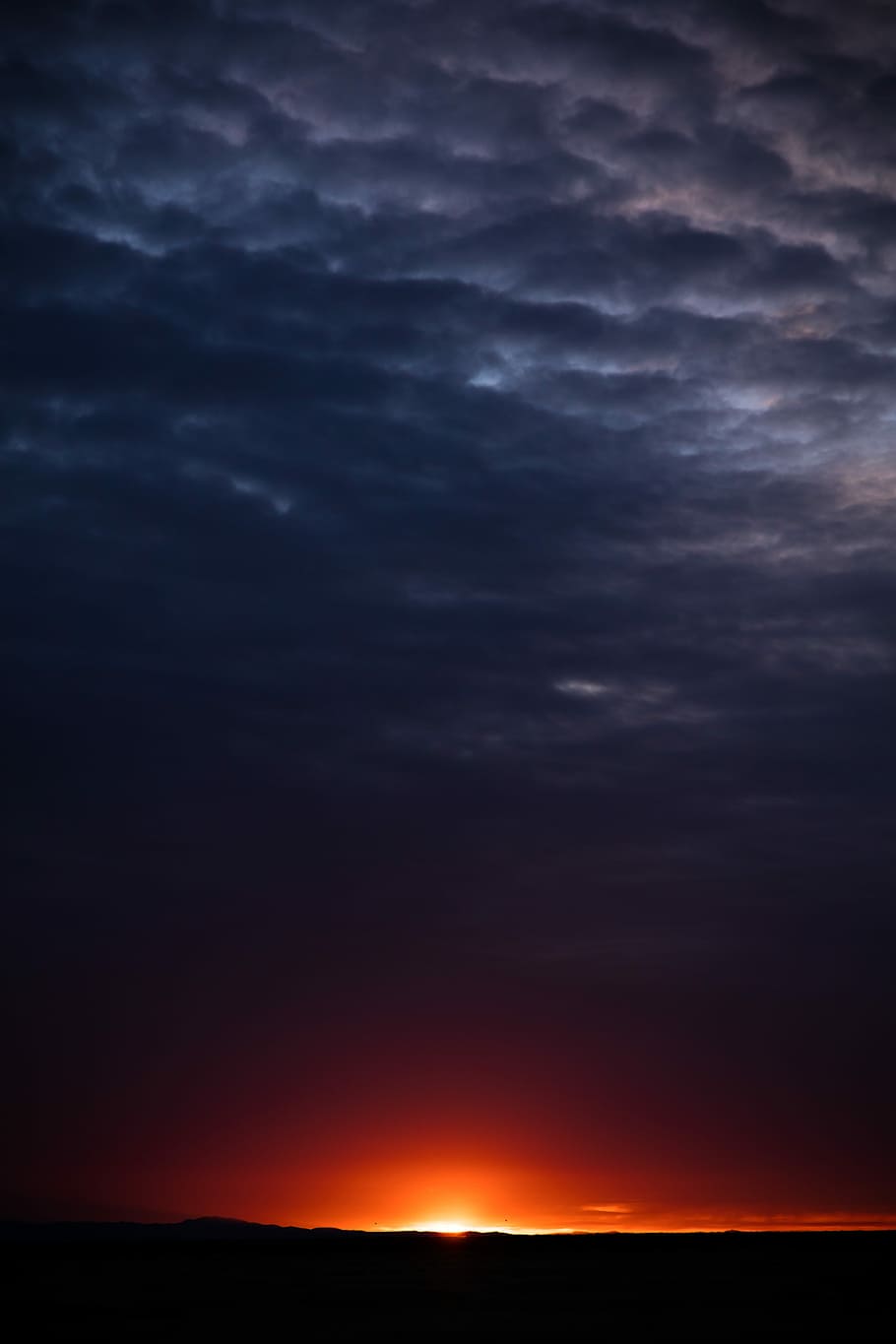 silueta, muntanya, daurat, hores, taronja, posta de sol, fosc, núvols, cloudscape, vespre, vertical, núvol - cel, cel, bellesa a la natura, escenics - natura, naturalesa, cel dramàtic, cap gent, medi ambient, nit, tempesta, horitzó, color taronja, paisatge, a l'aire lliure, núvol de tempesta, poder a la natura, ominós, meteorologia, 8K