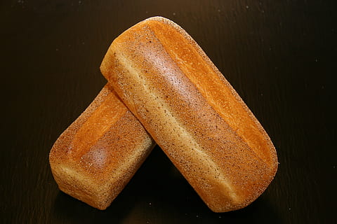 tvoří chléb, francouzský chléb, pekař, snídaně, sendvič, forma pečená, chléb, jídlo a pití, jídlo, hnědý, svěžest, detail, stůl, bochník chleba, blahobyt, stálý život, uvnitř, nikdo, Zdravé stravování, připraven jíst, pečený, černé pozadí, pšenice, vysoký úhel pohledu, jeden objekt, bageta, hnědý chléb, bílý chléb, Svačina, 2K, CC0, veřejná doména, bez autorských práv