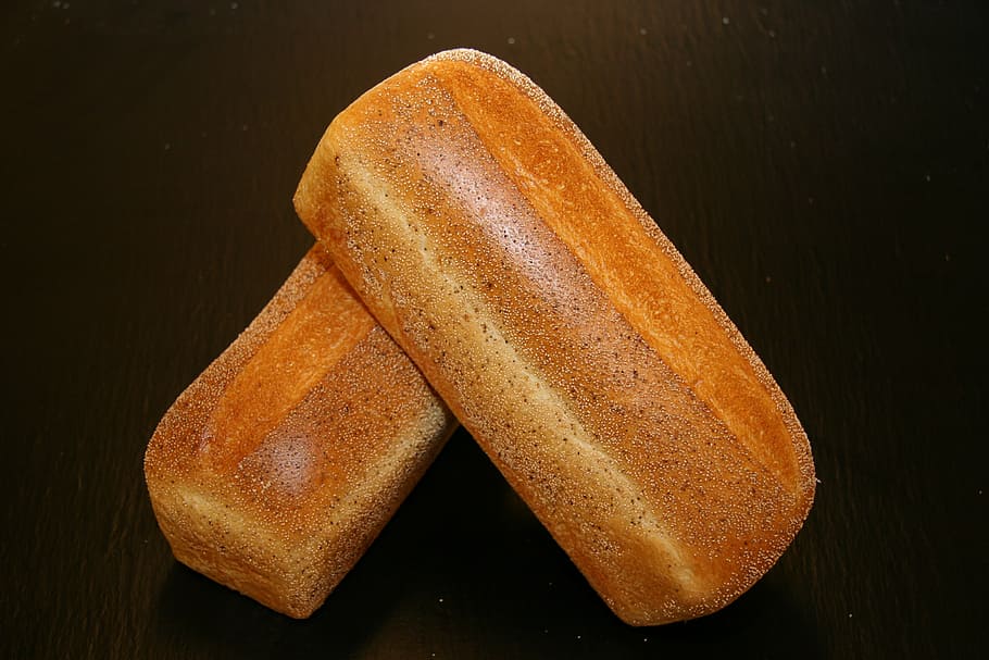 forma el pa, pa francès, forner, esmorzar, entrepà, forma al forn, pa, menjar i beguda, menjar, marró, frescor, primer pla, taula, llesca de pa, benestar, natura morta, a l'interior, cap gent, alimentació saludable, llest per menjar, al forn, fons negre, blat, vista d’angle alt, sol objecte, baguette, pa marró, pa blanc, berenar, 2K