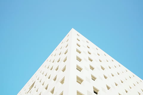 universidade de shenzhen, baixo, fotografia de ângulo, branco, concreto, construção, dia, arquitetura, canto, ângulo, céu, janela, céu limpo, visão de baixo ângulo, azul, forma triangular, estrutura construída, ninguém, copie o espaço, cor branca, ensolarado, natureza, exterior do edifício, forma, moderno, ao ar livre, destinos de viagem, torre, fundo azul, arranha-céu, 5K, CC0, domínio público, royalty free