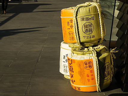 tre, il giro, Marrone, arancia, kanji, contenitore di stampa, pacchi, corda, struttura, scrittura, attività commerciale, carta, Al dettaglio, confezione, Messaggio, etichetta, mercato, design, distribuzione, consegna, contenitore, simbolo, servizio, merce, pacco, memorizzare, ordine, negozio, Prodotto, pila, azione, industria, editoriale, assistenza sanitaria e medicina, nessuno, medicina, avvicinamento, mangiare sano, giorno, testo, comunicazione, sentiero, natura morta, luce del sole, sceneggiatura non occidentale, copione, sceneggiatura occidentale, strada, all'aperto, città, giallo, marciapiede, legno - materiale, vista dall'alto, 2K, CC0, dominio pubblico, privo di copyright