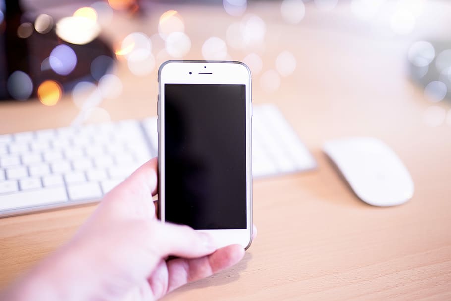 asmuo, turintis „iPhone“, asmuo, ūkyje, sidabro iPhone 6, telefonas, klaviatūra, pelė, vnt, lentelė, technologijos, belaidžio ryšio technologija, komunikacijos, žmogaus ranka, ryšį, ranka, nešiojamas informacijos įrenginys, žmogaus kūno dalis, išmanusis telefonas, vienas asmuo, Mobilusis telefonas, Iš arti, kompiuteris, internetas, sutelkti dėmesį į naujas žinias, suaugusiųjų, kompiuterinis tinklas, perkeliamumas, lauke, pirštu, 5K