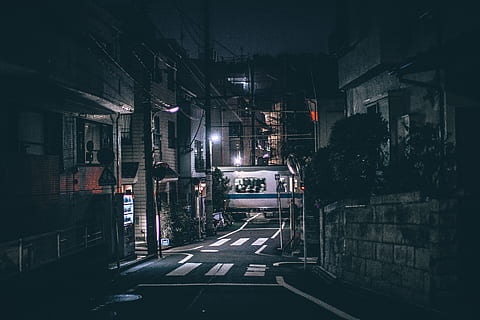 estrada vazia, esvaziar, rua, noite, caminho, leve, interseção, estrada, cena urbana, cidade, vida urbana, Sombrio, estrutura construída, exterior do edifício, arquitetura, iluminado, direção, o caminho a seguir, transporte, placa, símbolo, ninguém, construção, Distrito residencial, iluminação pública, marcação, marcação de estrada, modo de transporte, beco, 5K, CC0, domínio público, royalty free