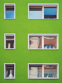 architettonico, fotografia, verde, Casa, finestre, calcestruzzo, costruzione, bianca, finestra di cornice, telaio, finestra, architettura, facciata, riflessione, esterno dell'edificio, caratteristica della parete, all'aperto, struttura costruita, multicolore, Palazzo residenziale, Europa, quartiere residenziale, blu, appartamento, colore verde, nessuno, giorno, fotogramma intero, vetro - materiale, fianco a fianco, natura, Inquadratura dal basso, copia spazio, pianta, vuoto, 5K, CC0, dominio pubblico, privo di copyright
