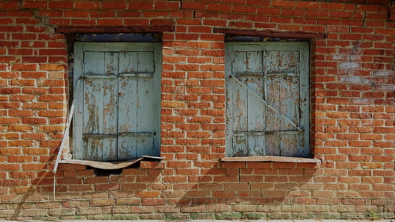 finestra, architettura, vecchio edificio, stile, mattone, muro di mattoni, parete, struttura costruita, nessuno, caratteristica della parete, esterno dell'edificio, vecchio, costruzione, giorno, intemperie, abbandonato, chiuso, porta, declino, Entrata, deterioramento, Casa, 4K, CC0, dominio pubblico, privo di copyright