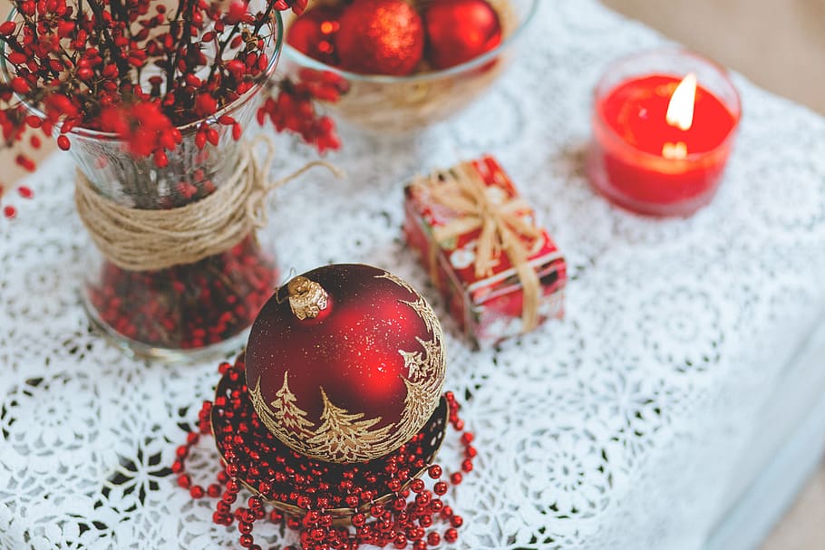roșu, bej, Crăciun ornament, lângă, vază, minge, fleac, frumos, balon, lumânări, Crăciun, decor, mese, ajun, festiv, aur, de aur, celebrare, glob de Craciun, vacanţă, mancare si bautura, în interior, masa, nici o persoana, alimente, lumânare, a închide, fruct, natură moartă, eveniment de vacanță, vedere în unghi mare, venire, 5K