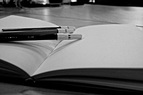 mehrere, Stifte, Weiß, Buchseite, Notizbuch, Stift, schreiben, Hinweis, Buch, Autor, Veröffentlichung, Nahansicht, drinnen, Tabelle, Papier-, Fokus auf den Vordergrund, Stillleben, keine Leute, Technologie, Seite, öffnen, Bildung, kabellose Technologie, Kommunikation, Kunst, Kultur und Unterhaltung, Schreibgerät, zwei Objekte, leer, 4K, CC0, gemeinfrei, lizenzfrei