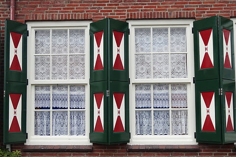 finestra, vetro, persiane aperte, facciata, legna, case colorate, Casa, vecchio, apertura, multicolore, colori, vecchia casa, Olanda, parete, vecchio villaggio, verde, architettura, città turistica, vecchie case, struttura costruita, rosso, esterno dell'edificio, costruzione, giorno, vetro - materiale, nessuno, caratteristica della parete, modello, bandiera, muro di mattoni, mattone, all'aperto, patriottismo, forma, chiuso, bicchiere, telaio della finestra, 5K, CC0, dominio pubblico, privo di copyright