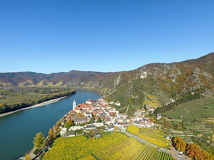 antenne, udsigt, byhus, legeme, vand, luftfoto, krop af vand, natur, landskab, scenics, vingård, Europa, sø, bjerg, udendørs, landlige scene, flod, panoramisk, grøn farve, sommer, himmel, bakke, vinfremstilling, skyfri himmel, solrig, dag, scenics - natur, blå, arkitektur, skønhed i naturen, bjergkæde, miljø, ingen mennesker, bygget struktur, plante, bygning udvendig, ro, 4K, CC0, offentligt domæne, royaltyfrie